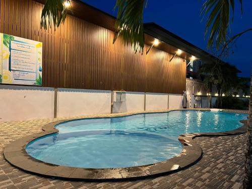 Ron Thong Hotel | คลิ๊กรีสอร์ท (Click Resort)
