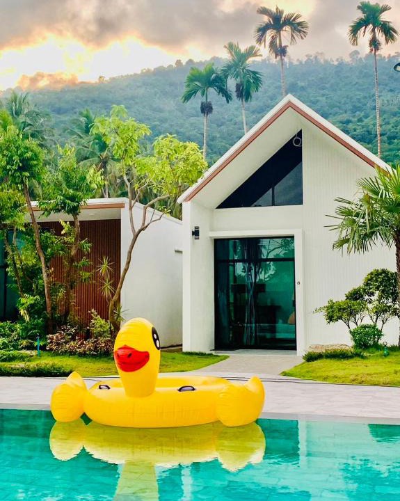 Sichon Resort | คิงคองพูลวิลล่าเขาพลายดำ