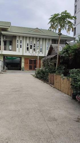 Saen Suk House | บ้านสวนอุ่นใจรีสอร์ท ณ บางแสน
