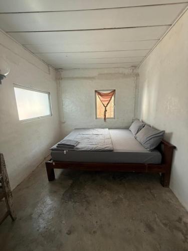 Thong Pha Phum House | บ้านแดง โฮมสเตย์ Baandang Homestay
