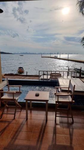 Koh Lan Hotel | เรือนตะวัน เกาะล้าน RueanTawan Kohlarn