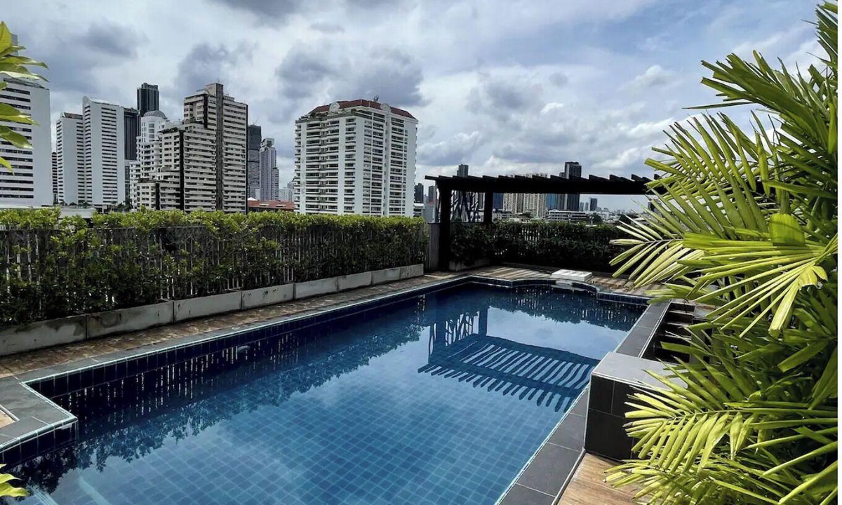Phra Khanong Nuea Condo | 1 BIG BR | Near BTS Ekkamai | Sky Pool & Gym