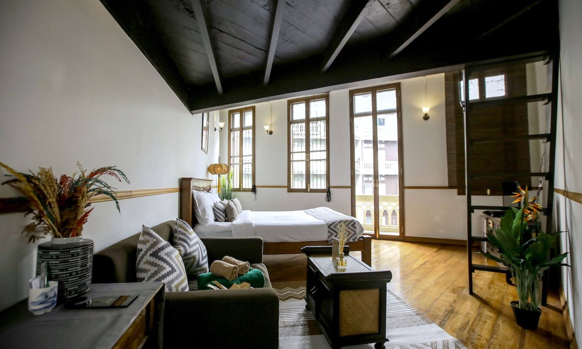 China Town Hotel | 103 - Bed and Brews