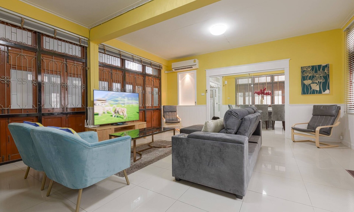 Nana House | 2 minutes walk to Asok BTS/MRT/Terminal 21 Sukhumvit 19. Best Location in BKK!