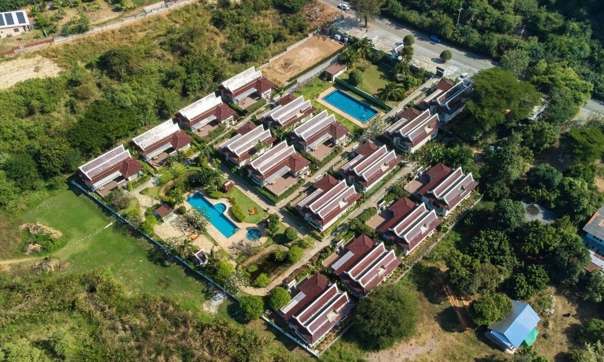 Pranburi Villa | 30° in February nestles into the Khao Tao mountains