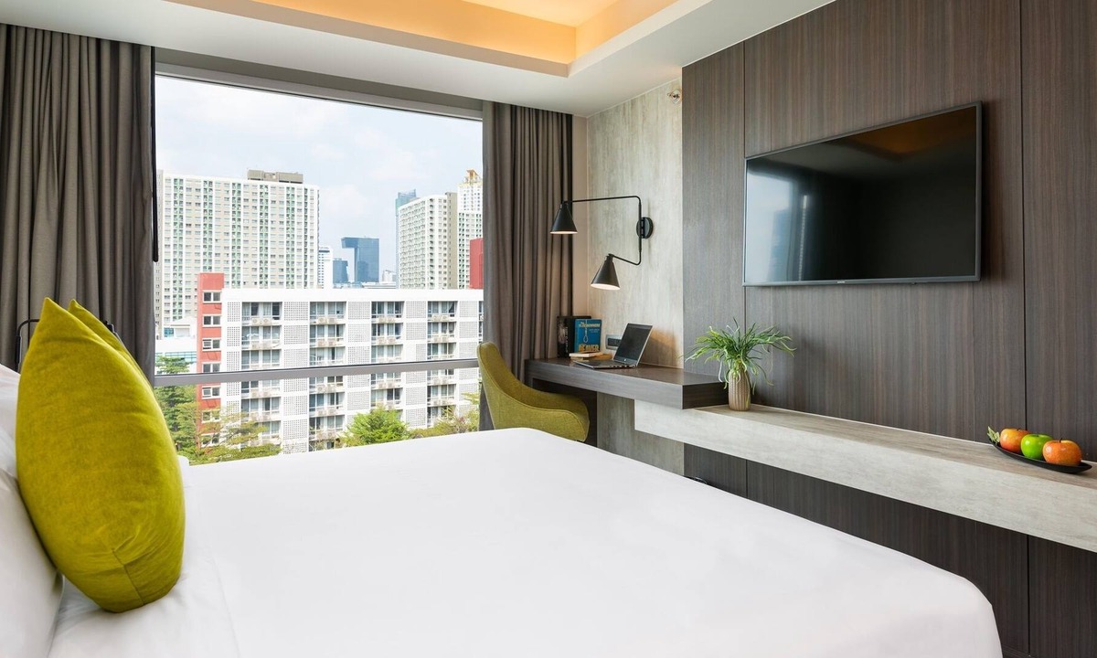 Huai Khwang House | 35sqm Maitria Hotel Rama 9 Bangkok Deluxe Room City View