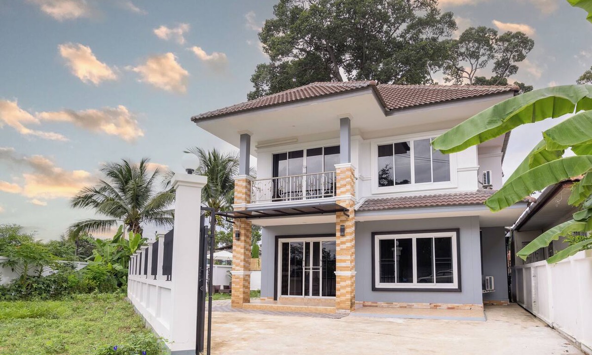 Nong Phueng House | 4BR Family Home Sleeps 9 Garden & Sala 15 Min to Old City