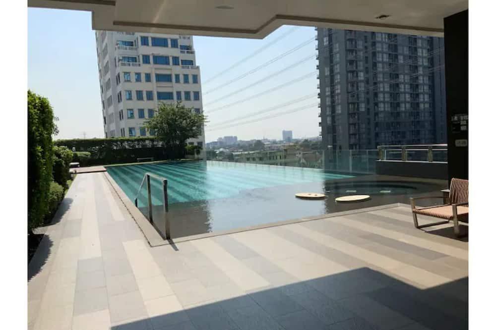 Wong Sawang Condo | 50mMRT, Big C, 1BR condo Near Chatuchak with Balcony, Sauna, Infinite Pool & Gym