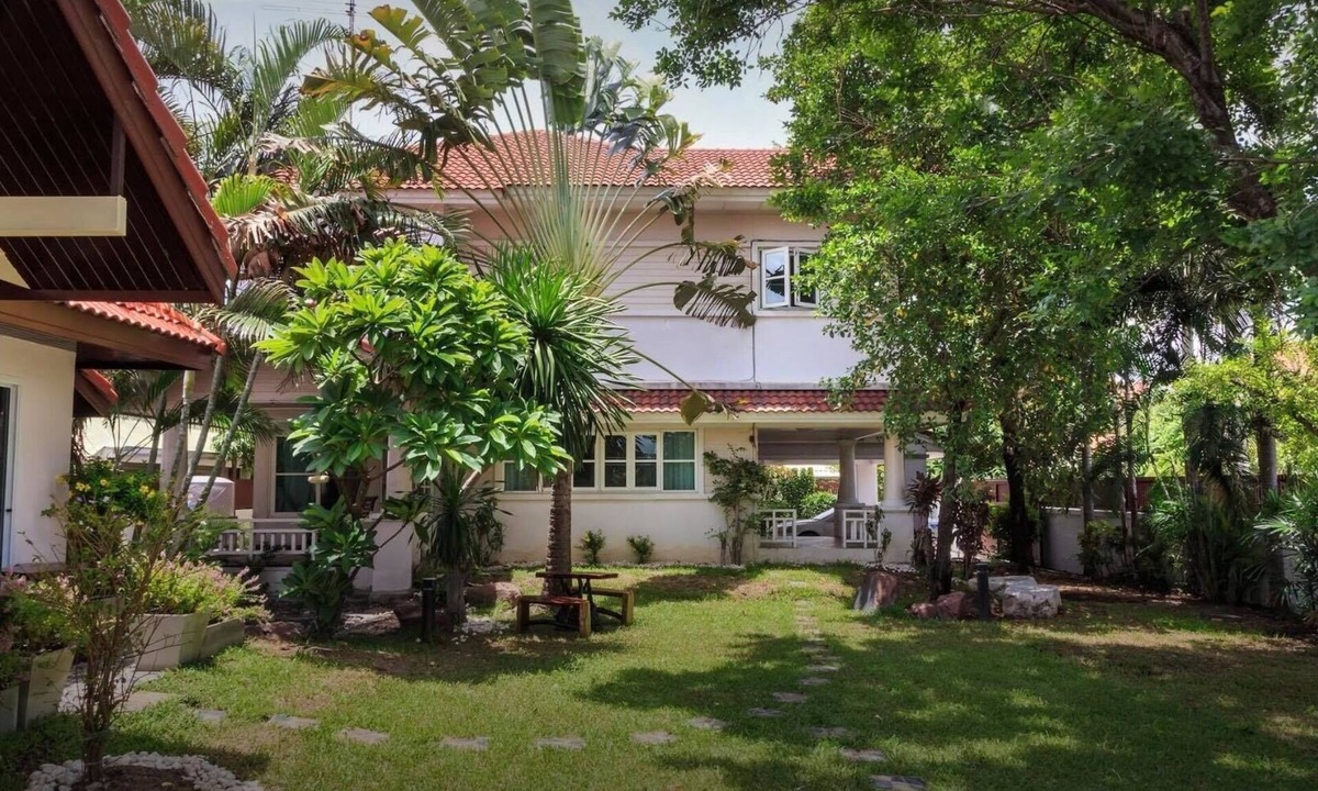 Pak Kret House | A Serene Home with Beautiful Garden
