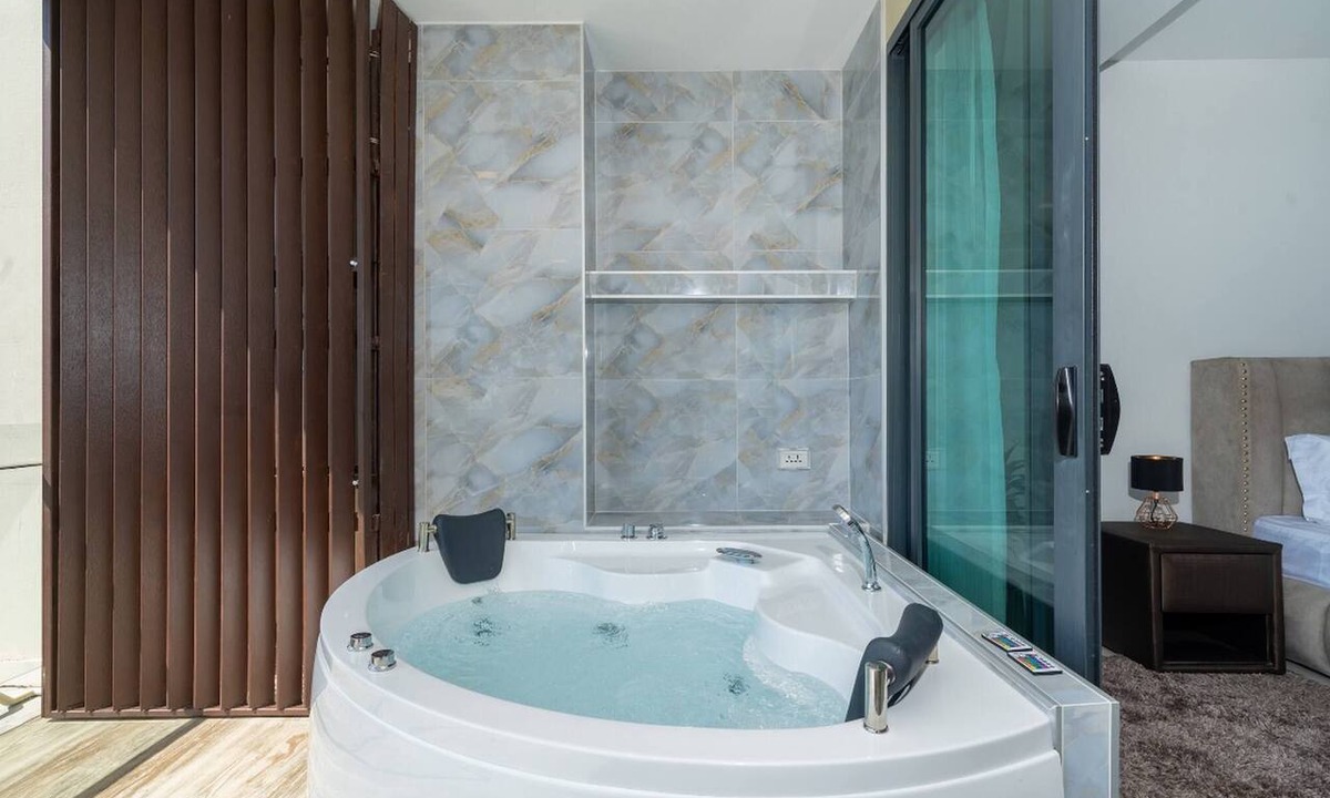Rawai Apartment | Apartment with Sea View and Hot Tub on Balcony