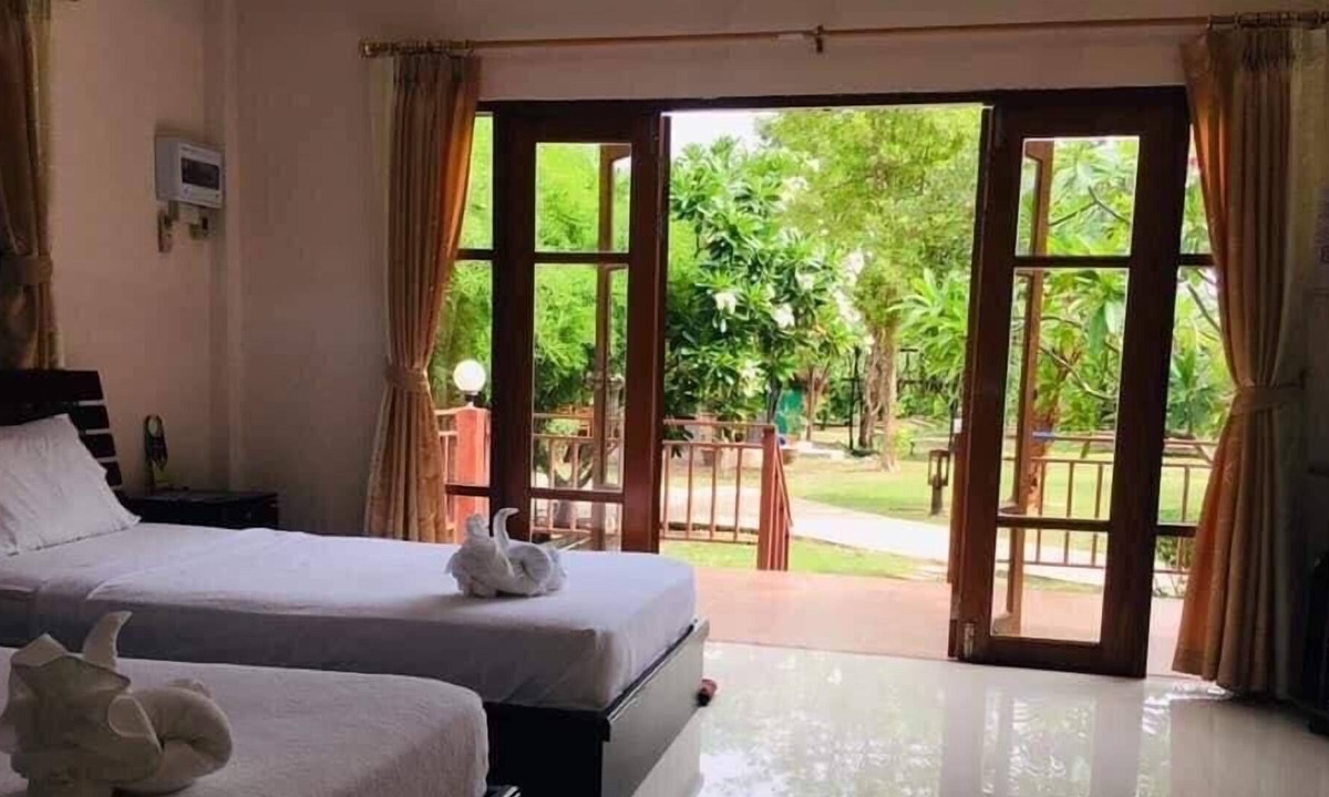 Ban Pong Hotel | Aura Park Resort