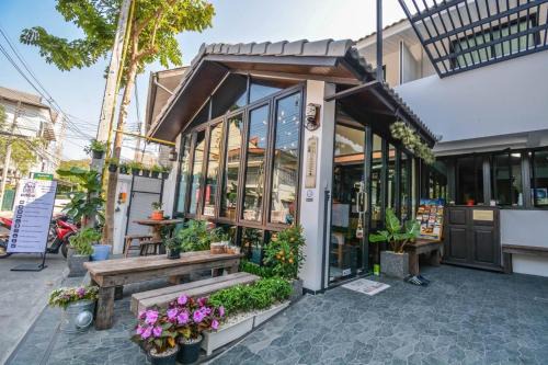 Sri Phum Hostel | Baan Lung Poshtel