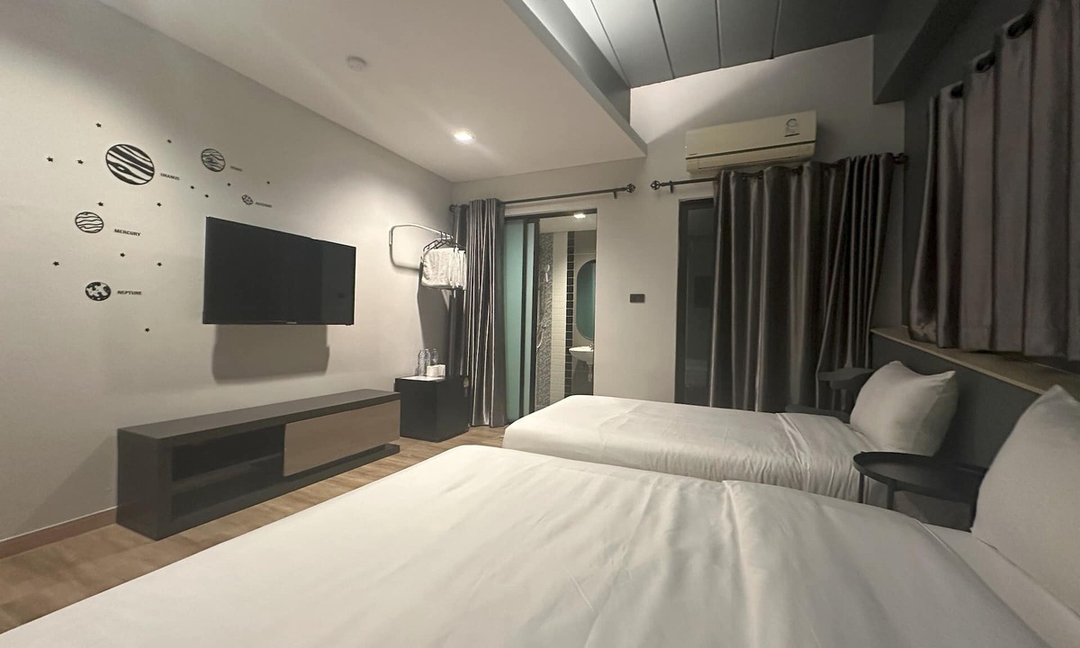 Srisa Chorakhe Noi Hotel | Bedroom at Suvarnabhumi Airport