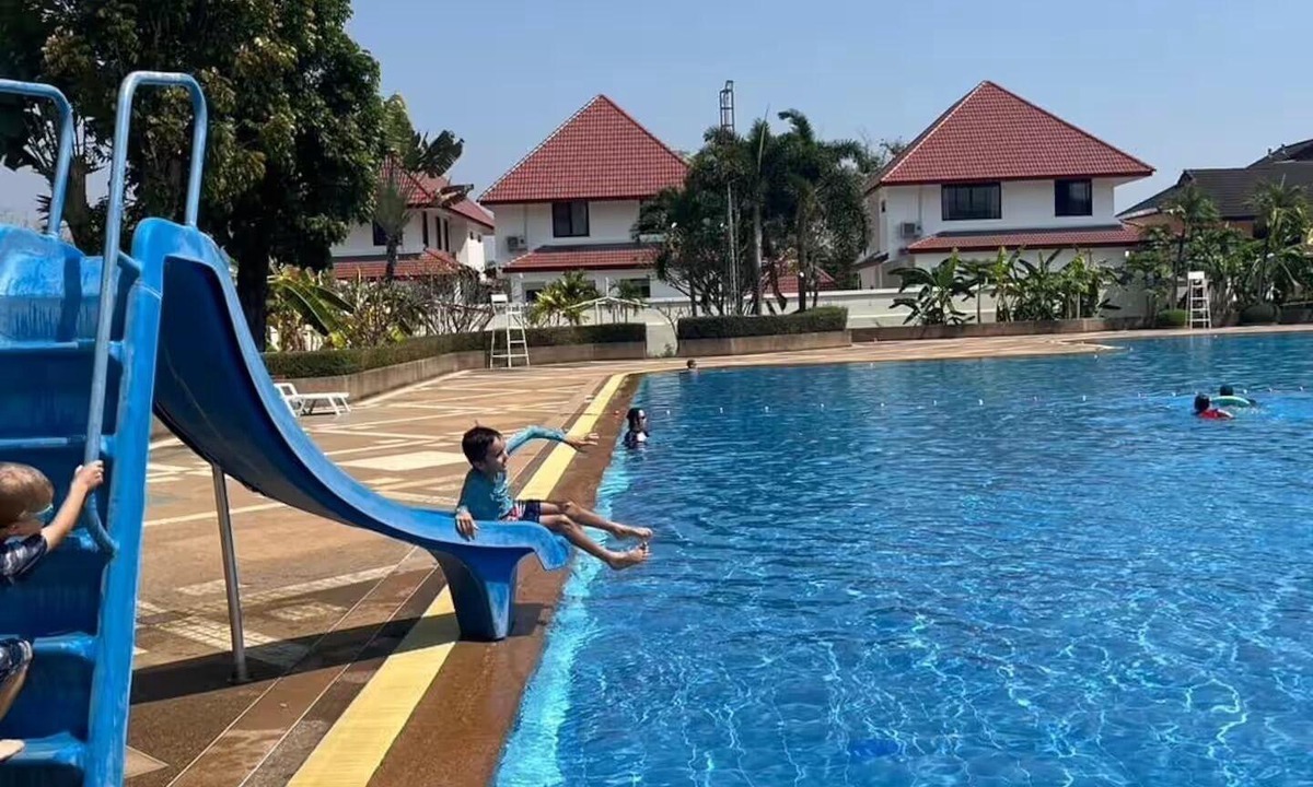 Nong Kwai House | BIG 5-bed/5 bath House w/Cable Internet & Pool Access in World Club near Airport