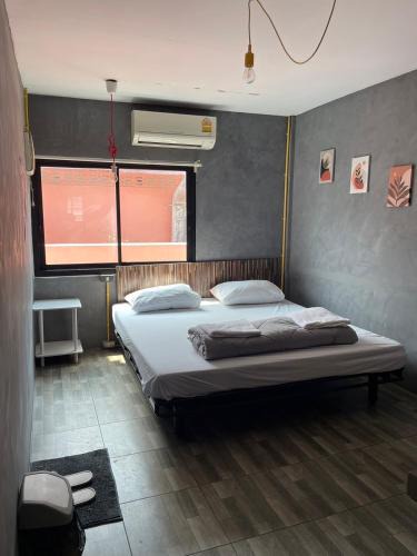 Khlong San Hostel | Brio Cafe and Hostel