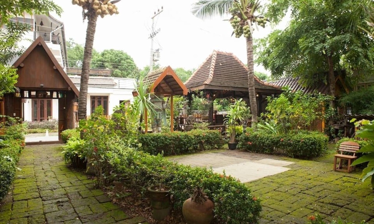 Wua Lai Cabin | Cabin Home w/Beautiful Garden Old Town