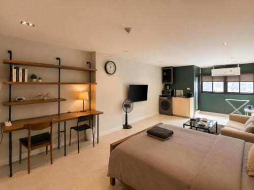 Silom Apartment | Central 1BR 50sqm Walk to BTS & Night Market