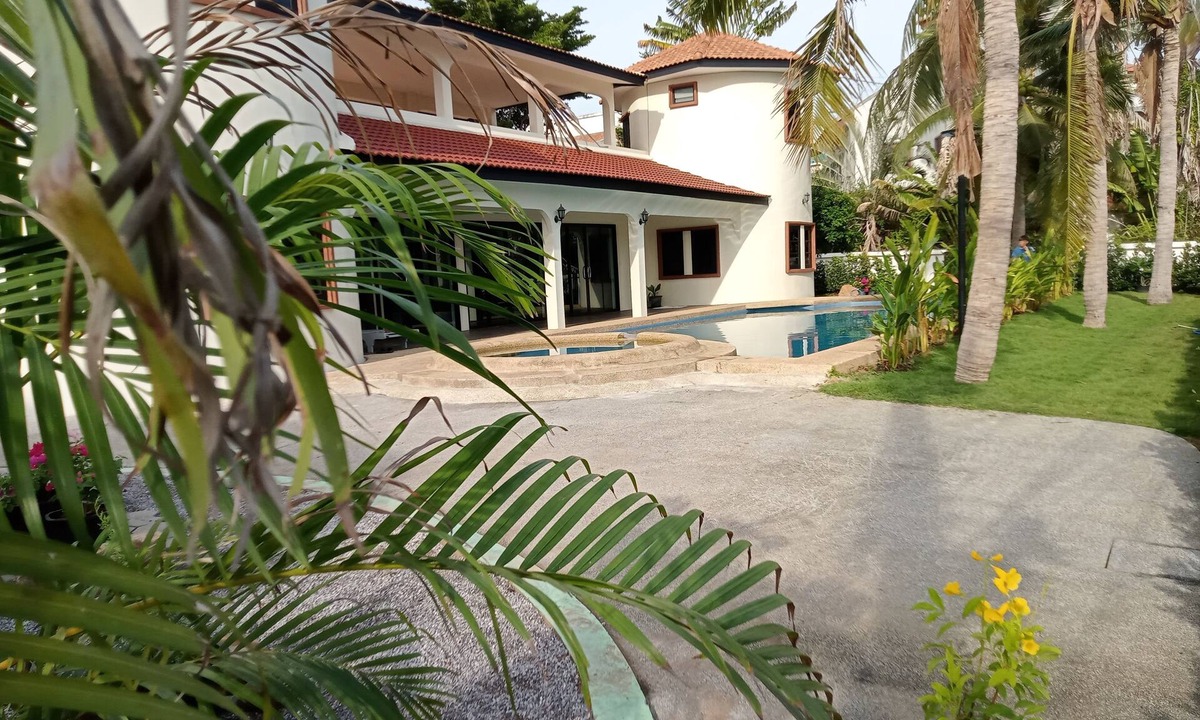 Hua Hin Villa | Charming 3-bedroom villa with WiFi, AC in superb Hua Hin