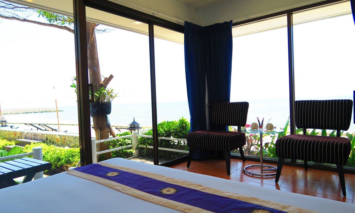 Laem Phak Bia Hotel | Chomtalay Resort at Had Chaosamran Beach