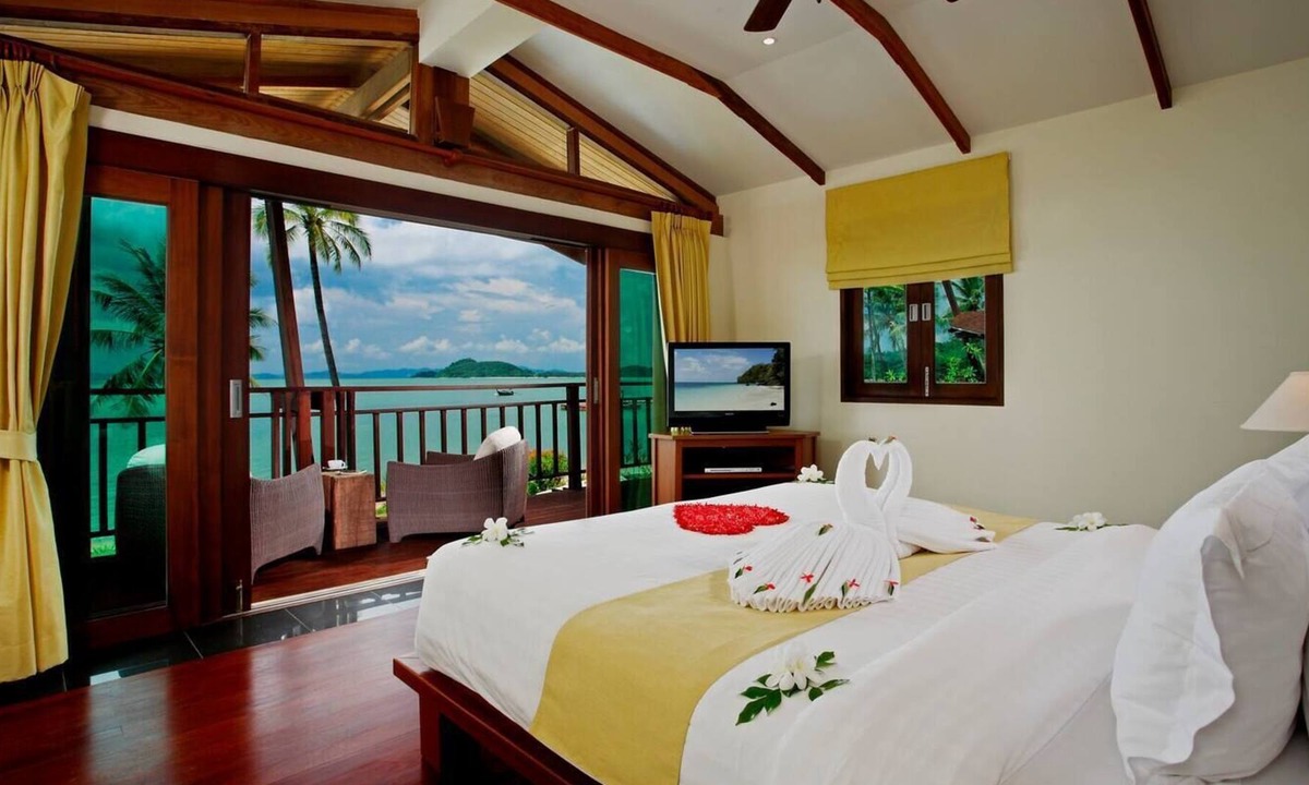 Maprao Island Villa | Coconut Island 4 Bedroom Beachfront Pool