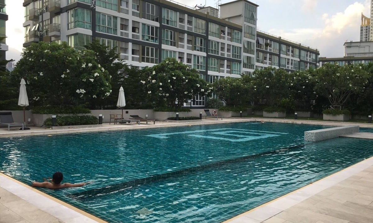 Rama 9 Apartment | Cozy and minimal big studio room with 2 sides of full glass wall