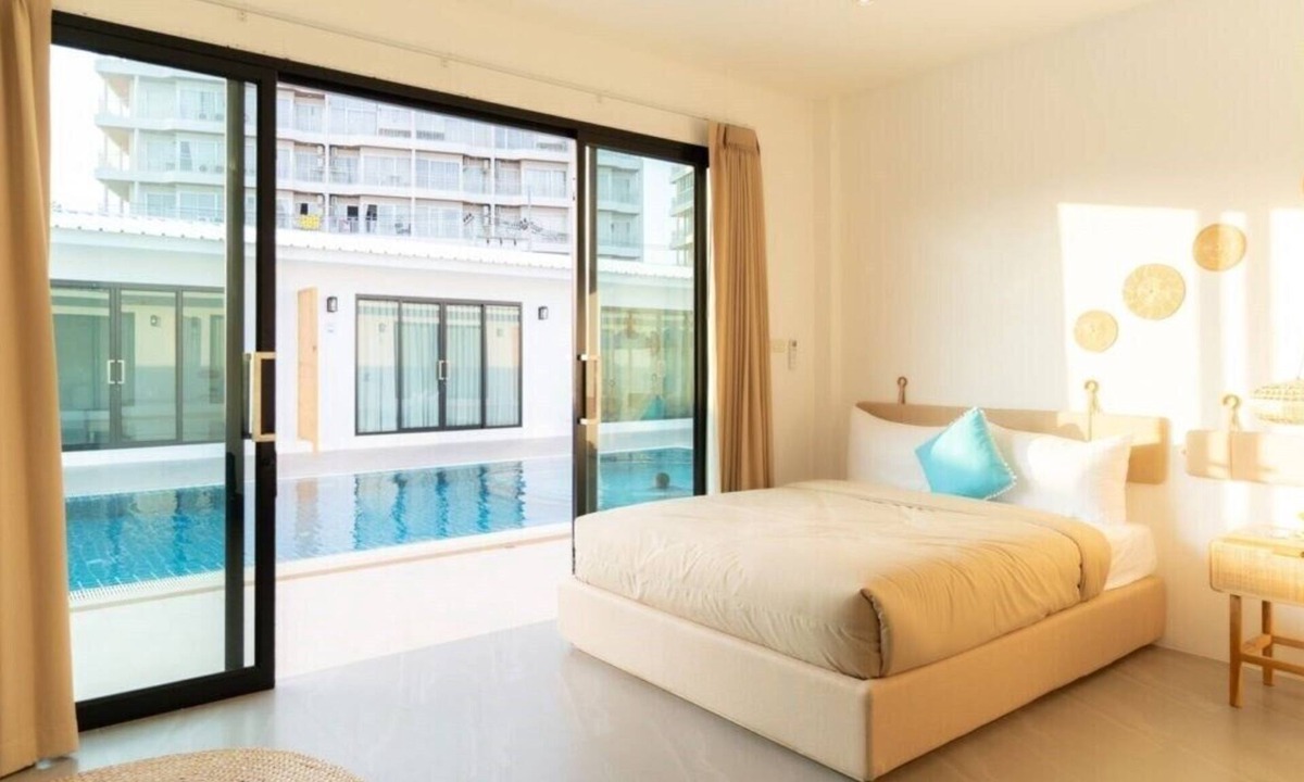 Kram Hotel | Cruises the Pool Access