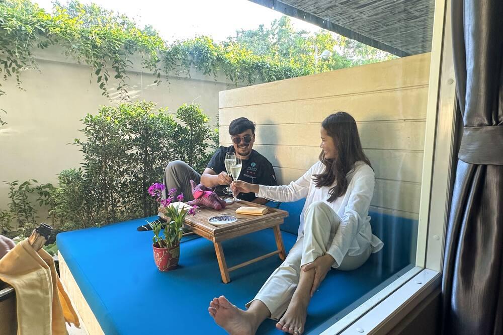 Chaweng City Center House | Deluxe Double bed, windows, shower, air con With Breakfast included