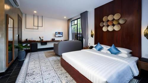 Wat Bo Area House | Deluxe Double Room with Patio or Balcony