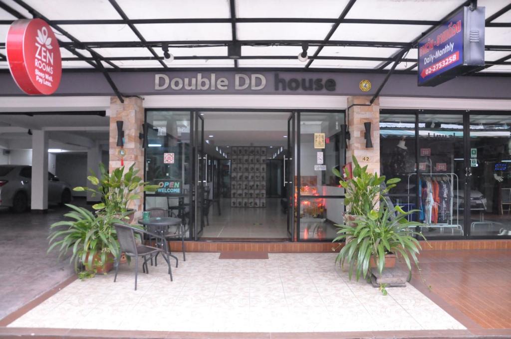 Ratchadaphisek Hostel | Double DD House at MRT Sutthisarn