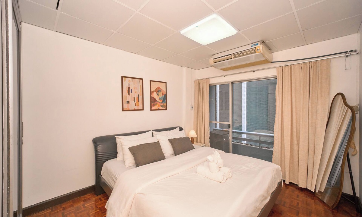 Asoke Apartment | Executive 70sqm Suite, Full Office & Transit Hub Asoke Interchange