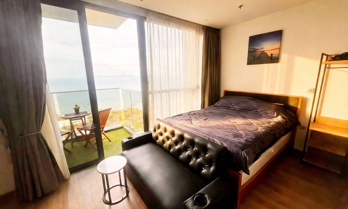 Pratumnak Hill Condo | High floor studio with amazing sea view