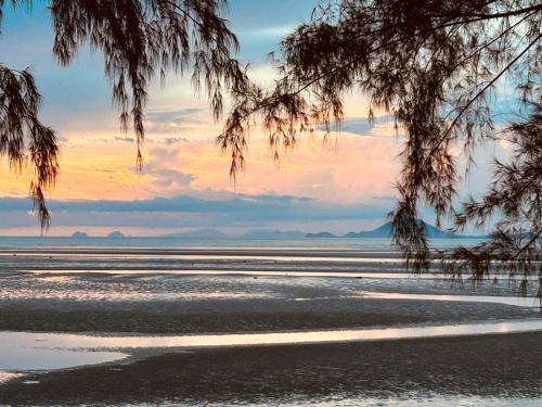 Ko Lanta Hotel | Hippy Trail Beach Village Bungalows