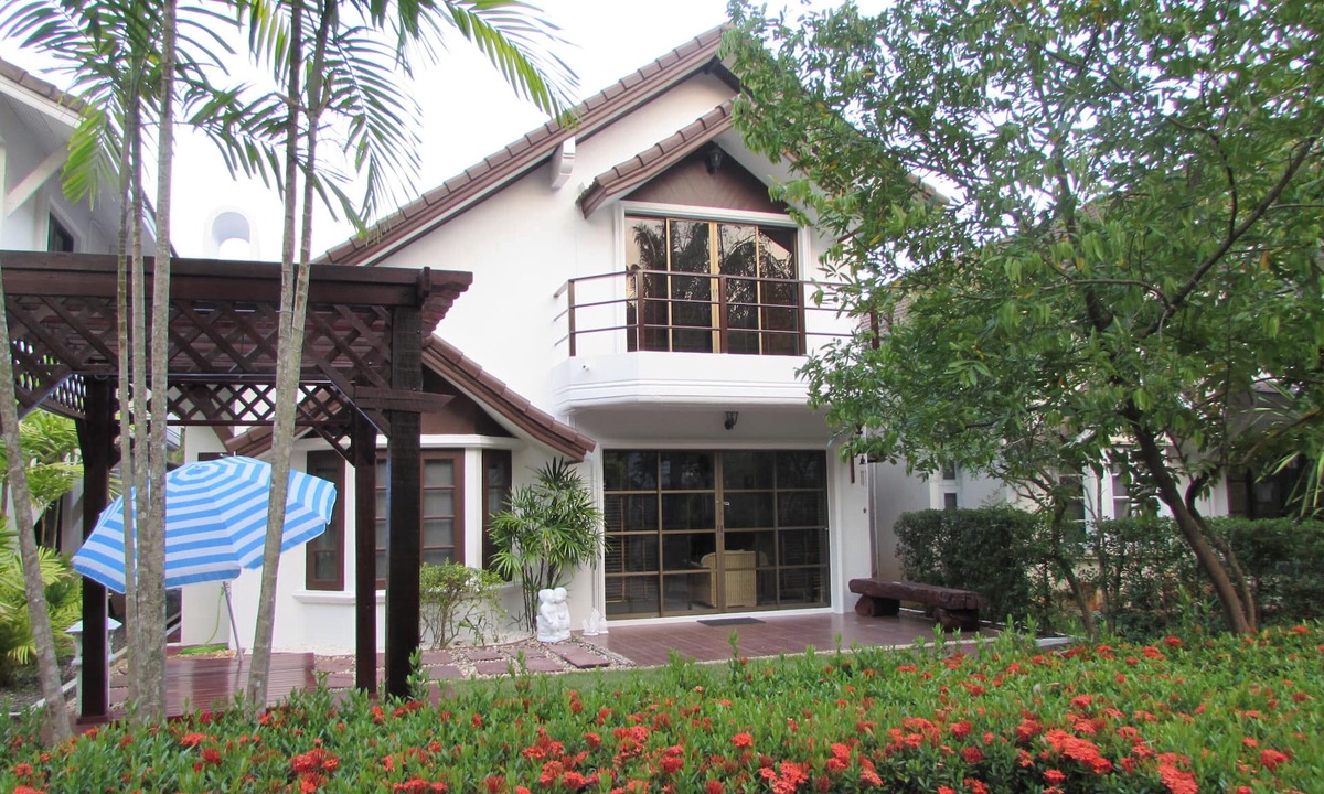 Kram House | Idyllic beach villa C8 in the tropical garden beach in front of the door