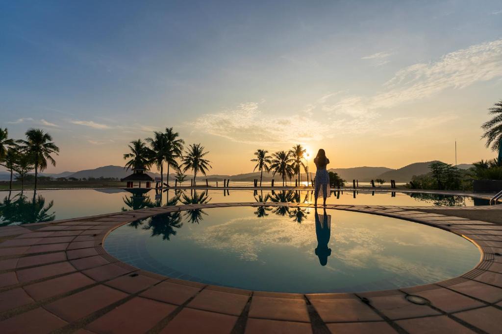 Song Phi Nong Resort | Kaengkrachan Boathouse Paradise Resort