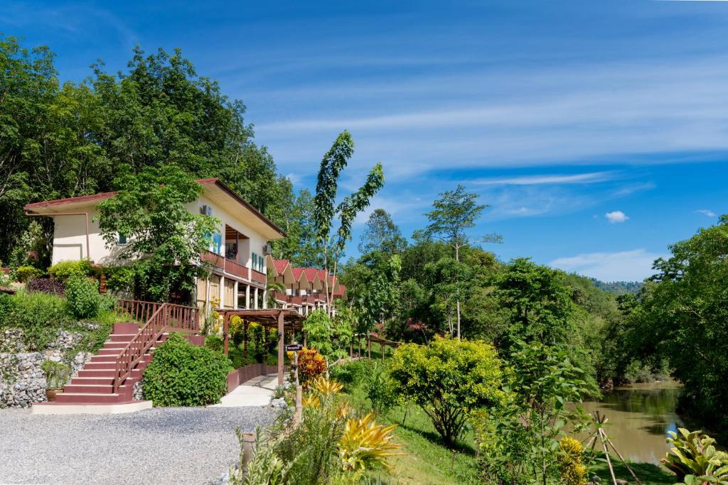 Phanom Resort | Khao Sok River Home Resort