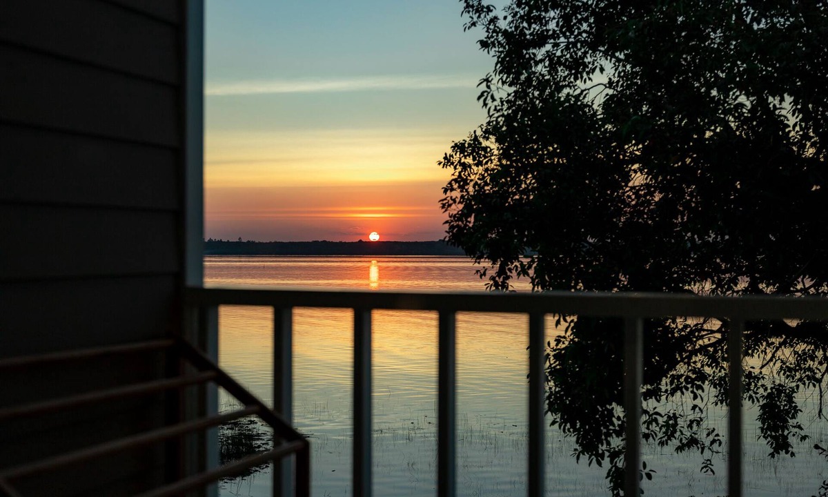 Bung Khong Long Hotel | Lake House Naka Cave