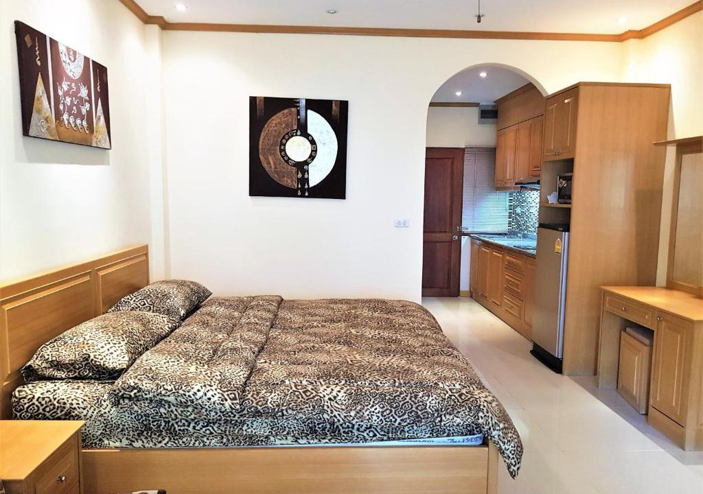 Na Kluea House | Large 1st floor studio condo at Baan Suan Lalana