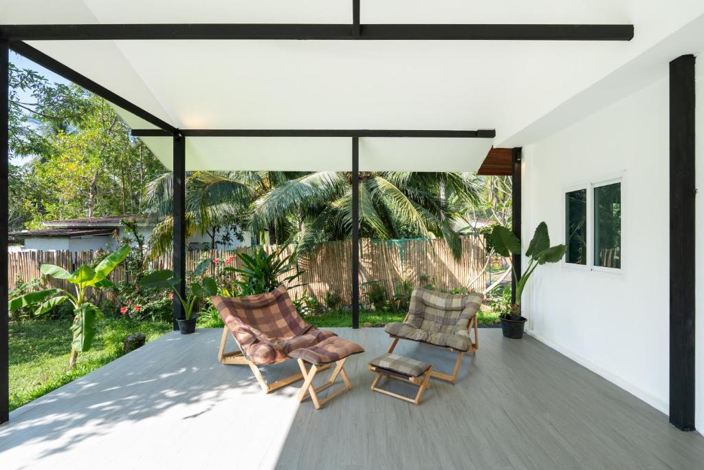 Hin Hong House | Large Terrace Tropical Garden House in Koh Phangan