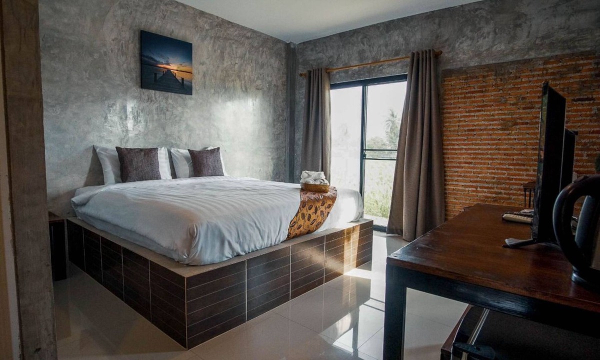 Si Racha Hotel | Long Lake Resort