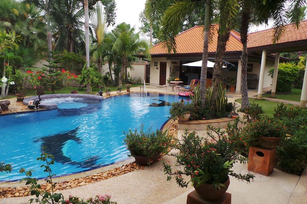 Nong Pla Lai Villa | Luxury Private Villa In A Stunning Location.pool
