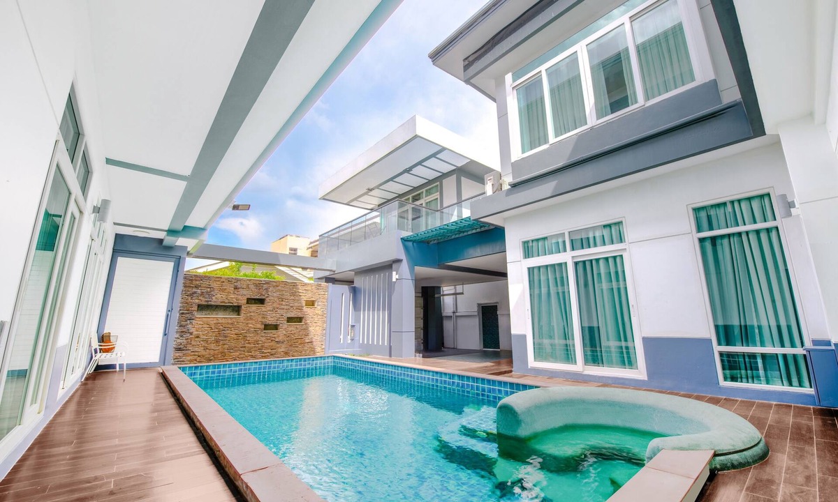 Wang Thonglang Villa | Luxury Pure Modern Pool Villa 5Bed Near BTS and Central Eastville