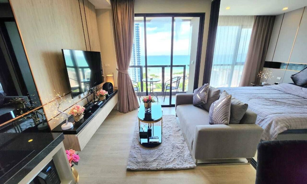 Jomtien Apartment | Luxury suite with sea view - 200 meters from the beach!