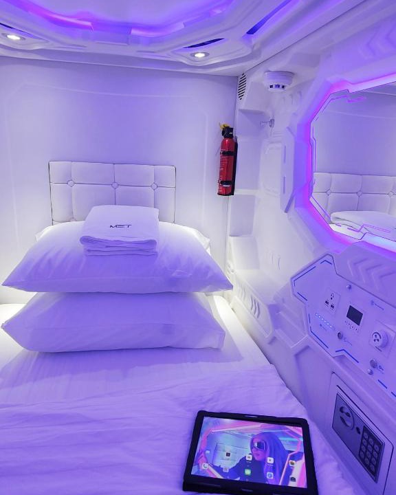 Asoke Hostel | Met A Space Pod @Phrom Phong