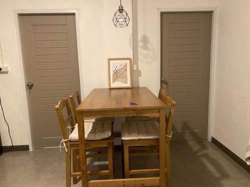Dok Mai Apartment | Modern 2BR Condo - Foodie Market 11 mins, Bangna Trade Road 12 mins, Mega Bangna Close