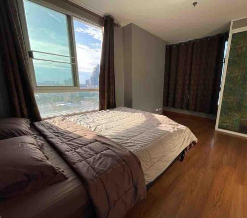 Thon Buri Apartment | Modern Homely Two Bed Two Bath Condo Perfect View, Pool, & Gym