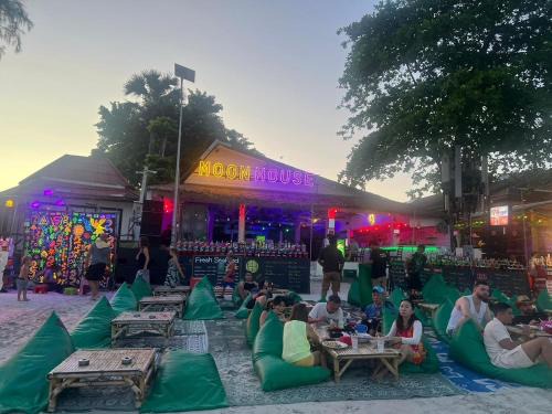 Baan Tai Hostel | Moon house Beach Hostel