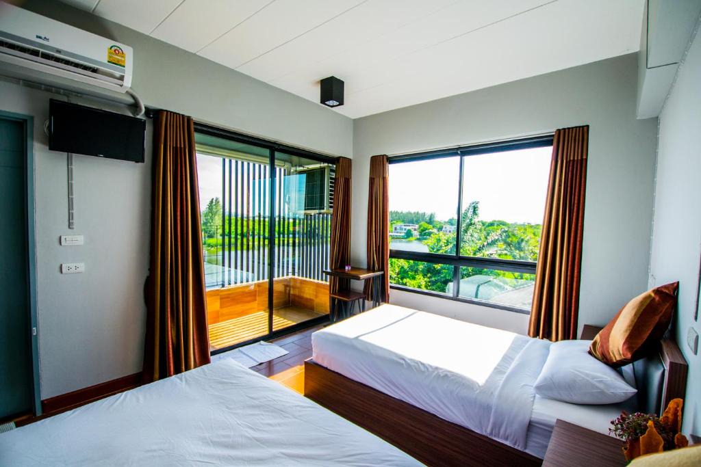 Racha Thewa Hotel | Na Siri Lake View