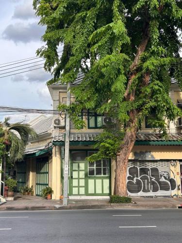 Pom Prap Sattru Phai Apartment | Ni Haus, cozy place for 4 people