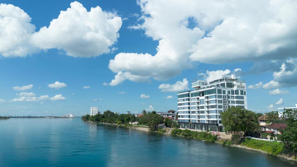 Vientiane Hotel | One Riviera Hotel and Residences