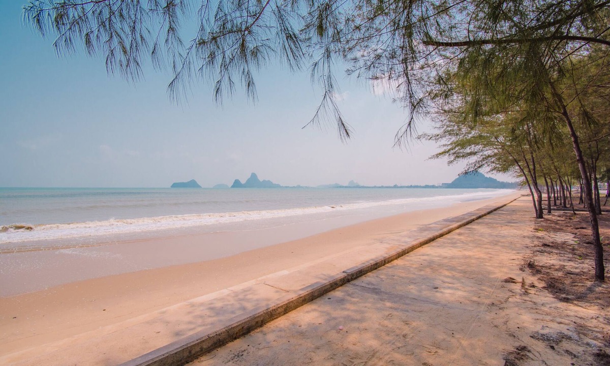 Prachuap Khiri Khan Hotel | OYO 614 Koh Lak Resort